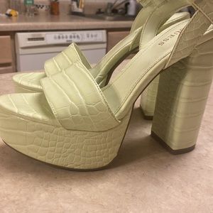 GUESS Heels Beautiful green, 5 inch snake print size 7 in women’s